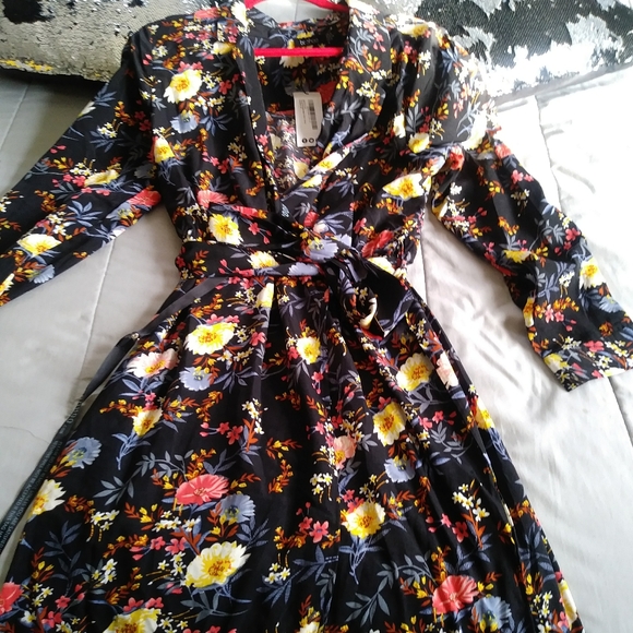 Boohoo Dresses & Skirts - Boohoo Floral print wrap midi dress